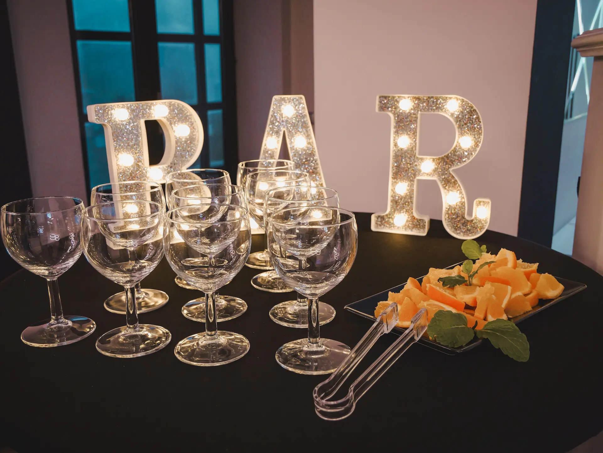 Eleganckie kieliszki przy barze