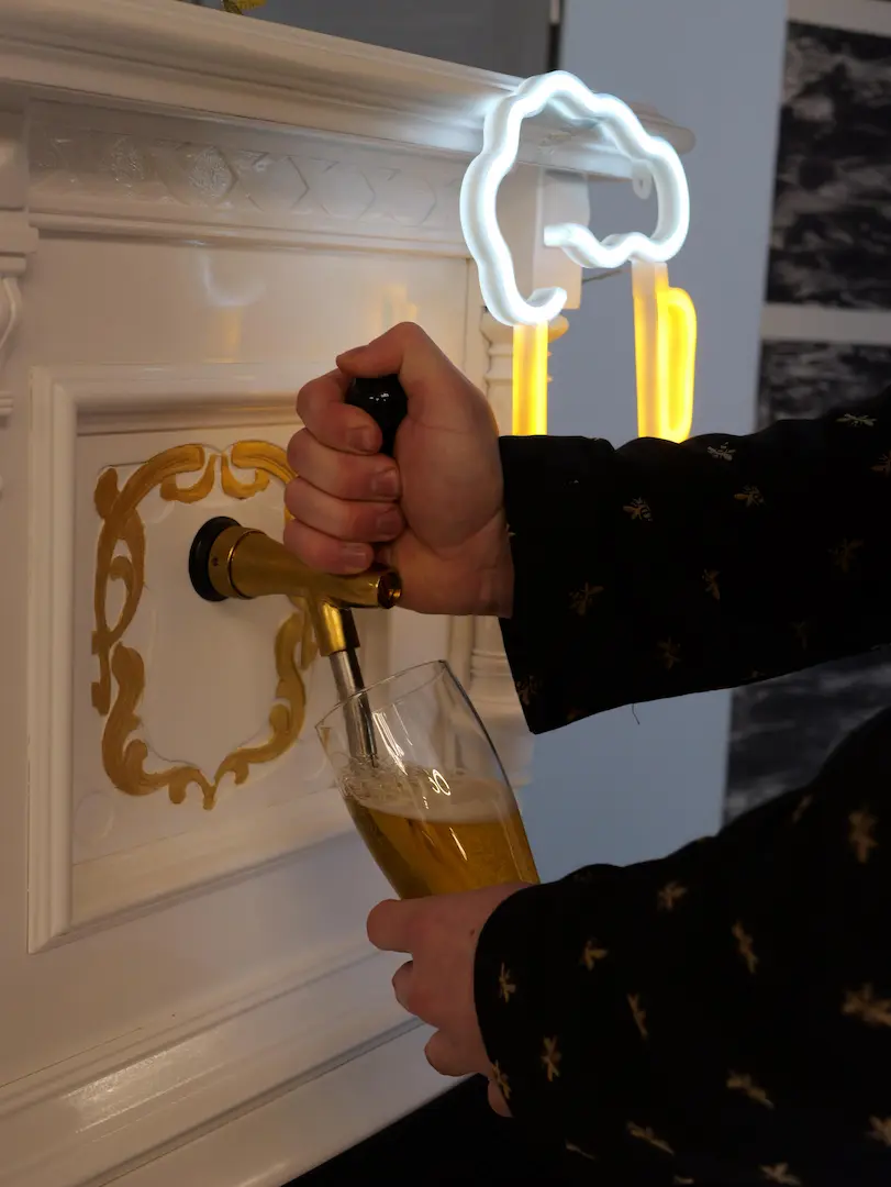 Neonowy znak i oświetlenie baru